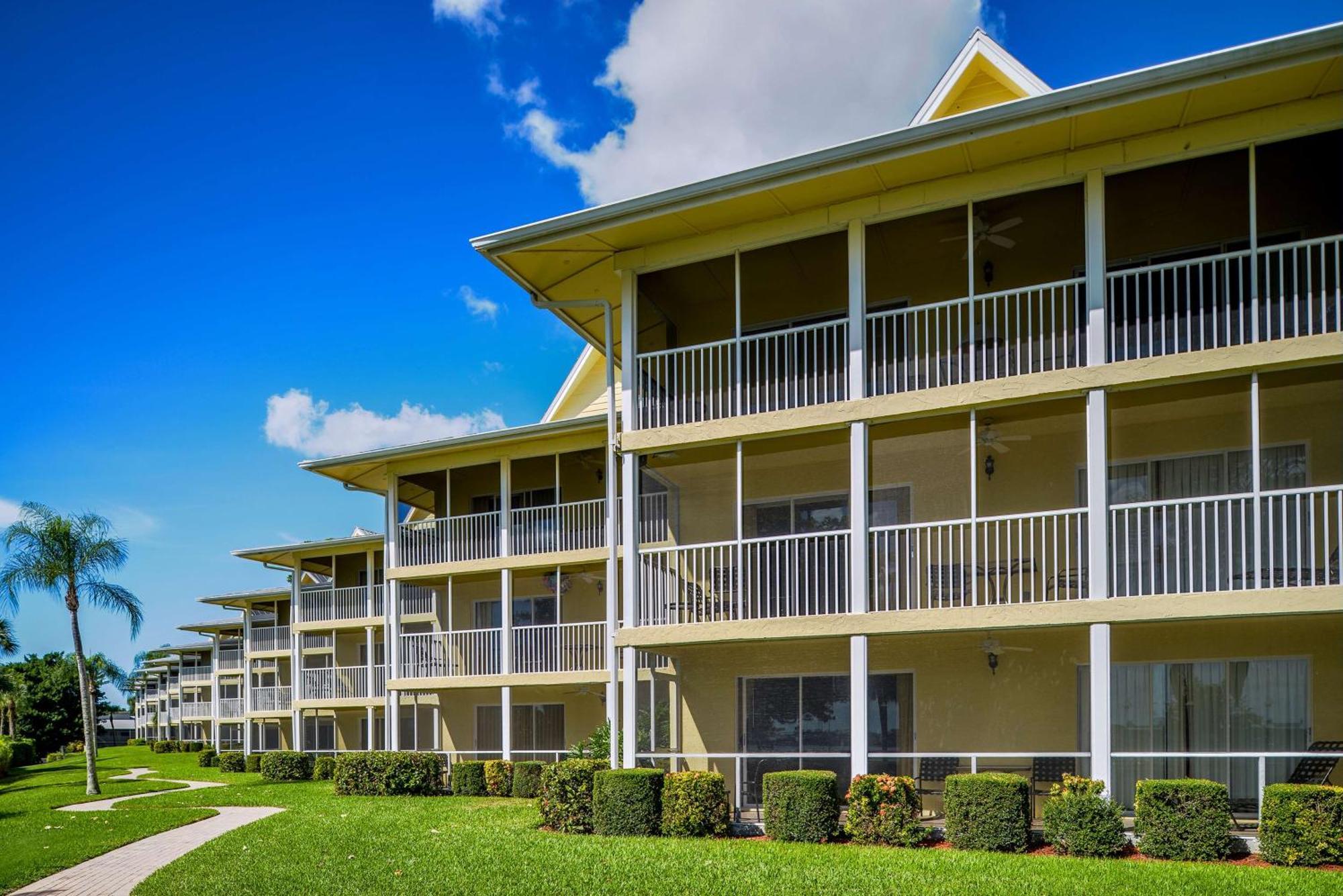 Hilton Vacation Club Charter Club Naples Bay Exterior photo