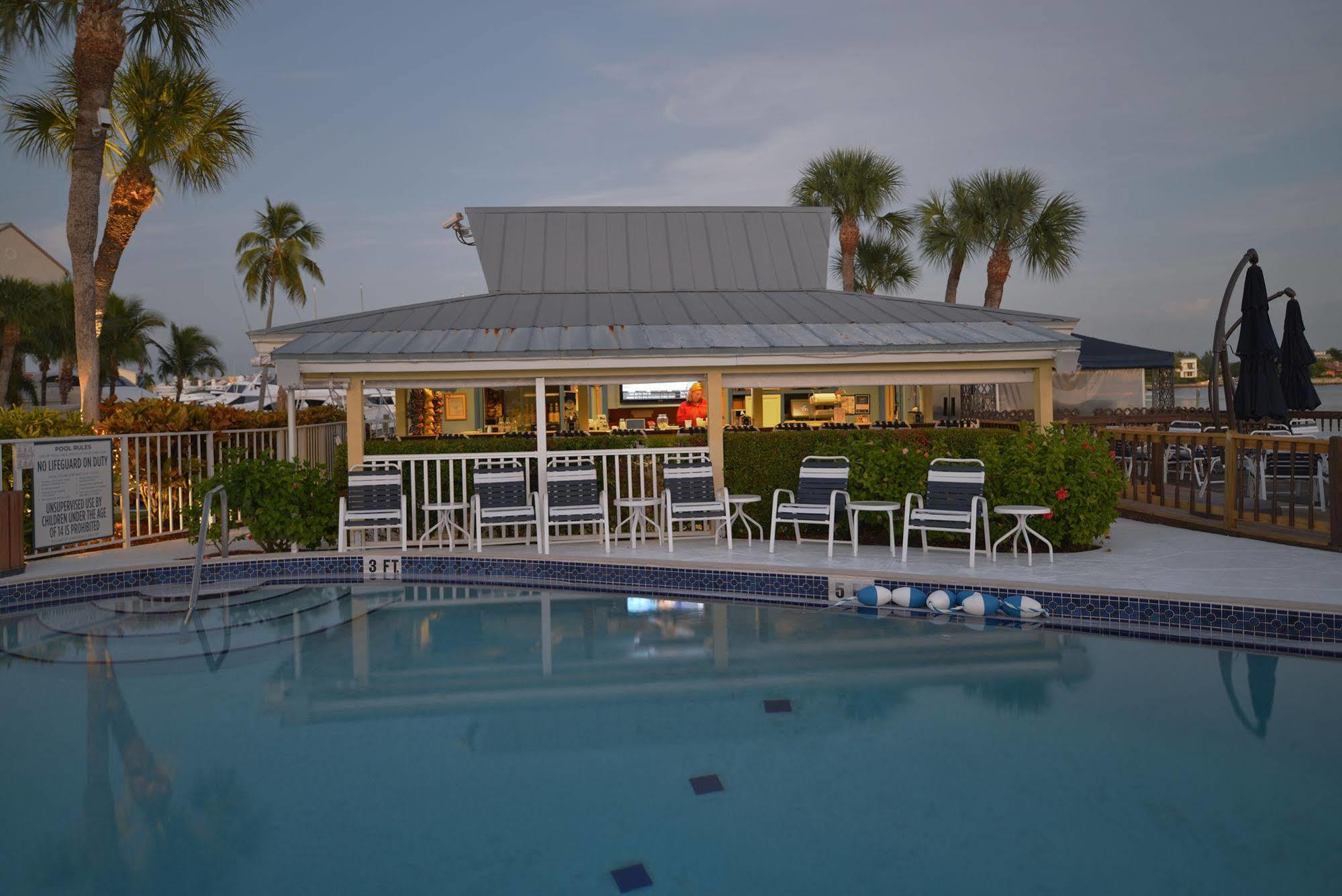 Hilton Vacation Club Charter Club Naples Bay Exterior photo