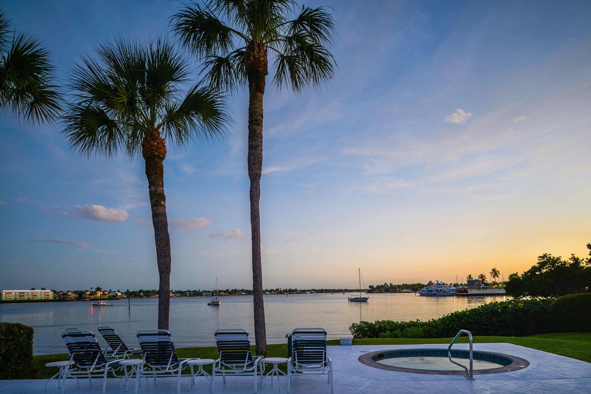 Hilton Vacation Club Charter Club Naples Bay Exterior photo